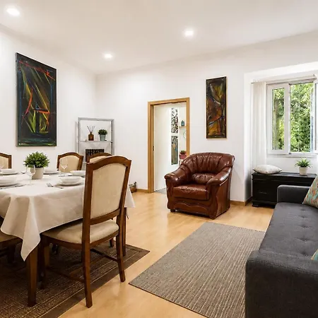 Spacious 3br Apartment, Metro At Door, Baixa 리스본