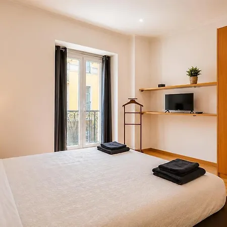Spacious 3br Apartment, Metro At Door, Baixa * 리스본
