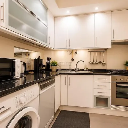 Spacious 3br Apartment, Metro At Door, Baixa 리스본